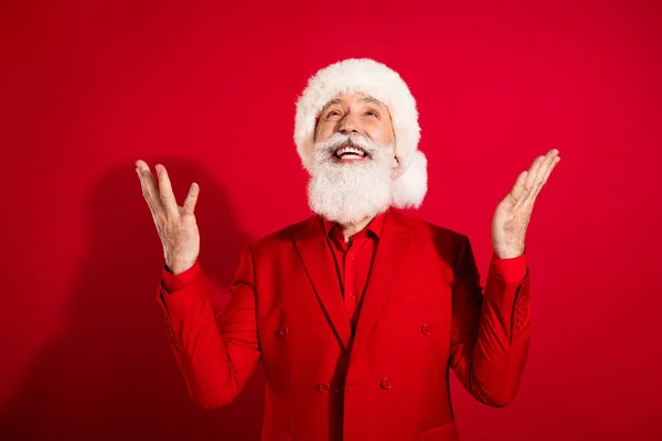 Pozitif Noel Baba 'nın fotoğrafı. Boş alana bakın. Ellerinizi kaldırın ve dilek elbisesi giyin. — Stok fotoğraf