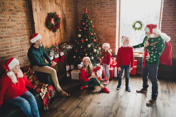 Büyükbabamın noel hediyeleriyle dolu büyük bir çantayla bir dilek tutan torunun fotoğrafı. — Stok fotoğraf