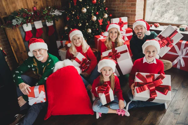 가족의 어린 친구의 사진 은퇴 한 사람 조부모 가 집에 앉아 산타 클로스 모자 선물 noel xmas 실내 — 스톡 사진