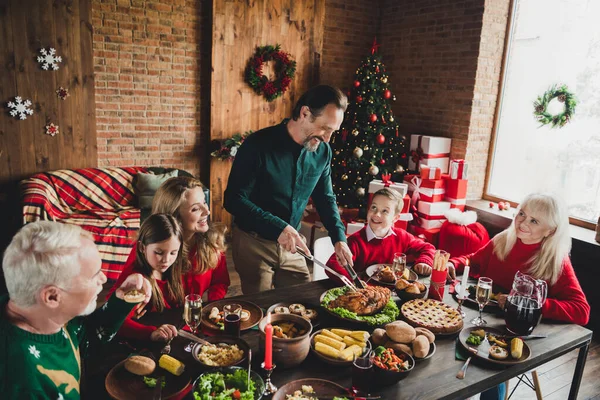 Retrato de familia alegre agradable comiendo cena casera diciembre víspera noel costumbre en loft casa de casa industrial en interiores — Foto de Stock