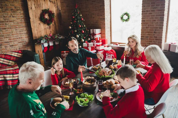 クリスマスにテーブルでお祝い料理を食べる小さな子供の祖父母と大きな家族の写真の肖像画 — ストック写真