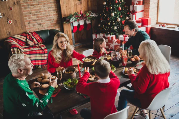 高齢年金受給者の肖像陽気な家族の妻夫が家の中でおいしい料理冬の日を食べる — ストック写真