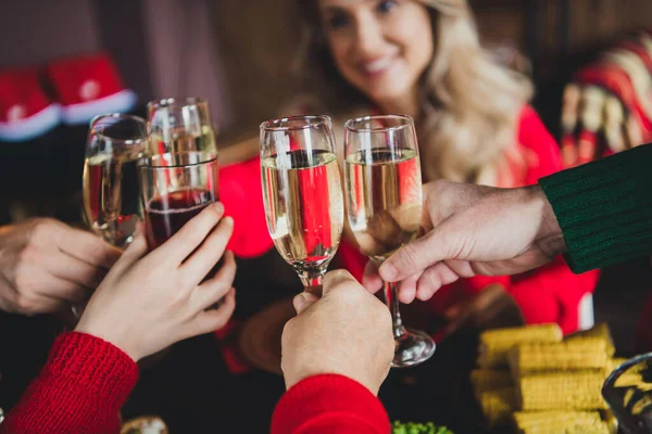 Foto de amigos da família esposa marido aposentado aposentado aposentado avós noel sentar grande mesa clink brinde de vidro x-mas em casa — Fotografia de Stock