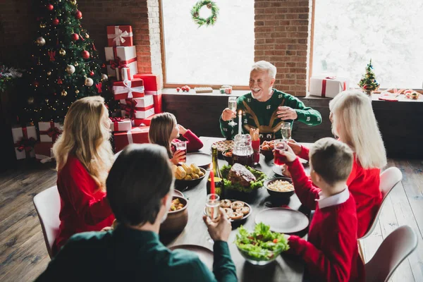 照片上的家庭小孙子孙女养恤金领取者退休的祖父母朋友夫妇坐在桌子上和谐地在室内过圣诞节 — 图库照片