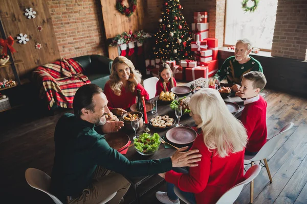 Photo portrait of full family talking sitting at festive table eating delicious food on new year — Stock Photo, Image