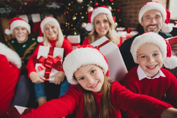 Portrait photo d'une grande famille portant une casquette rouge souriant ensemble petite-fille prenant selfie — Photo