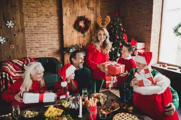 Mutlu bir ailenin masadaki resmi. Birbirlerine Noel hediyeleri veriyorlar. — Stok fotoğraf