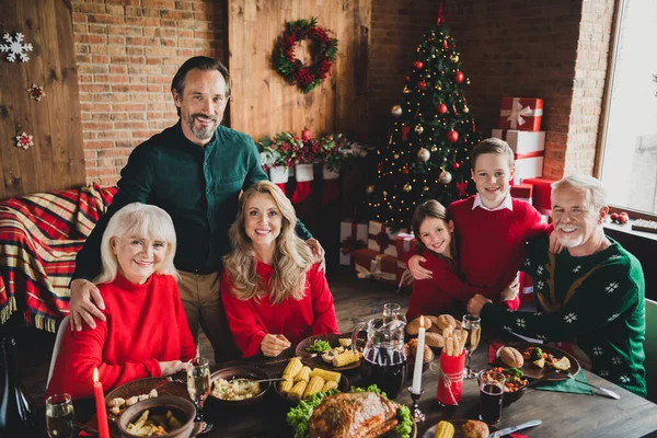 Dikkat çekici, neşeli aile toplantısının portresi Noel arifesi Noel Noel 'i kutlamak için evdeki çatı katında. — Stok fotoğraf