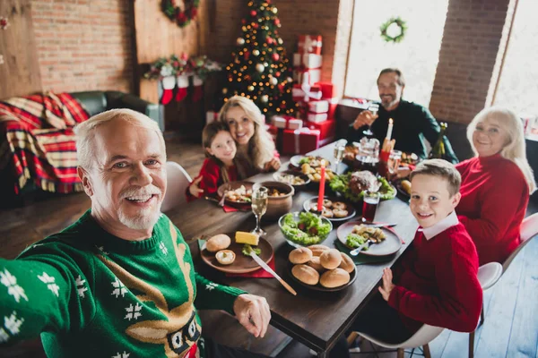 Küçük çocukluk torunlarının, büyükbabalarının, büyükbabalarının, emeklilerin emekli arkadaşlarının fotoğrafı. Büyük yemek masası, selfie, kapalı ev. — Stok fotoğraf