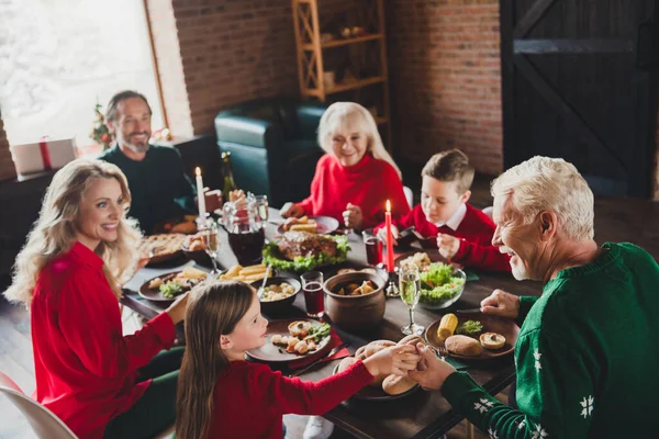 両親の写真祖父母カップル自宅でクリスマスにお祝い料理を食べるの肖像画 — ストック写真