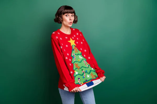 写真の印象的な魅力的な若い女性の印刷セーターを着て木の画像を示す隔離された緑の背景 — ストック写真