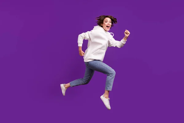 Teljes méretű profil oldalán fotó fiatal jó hangulatú lány fut a levegőben gondtalan öröm elszigetelt lila színű háttér — Stock Fotó