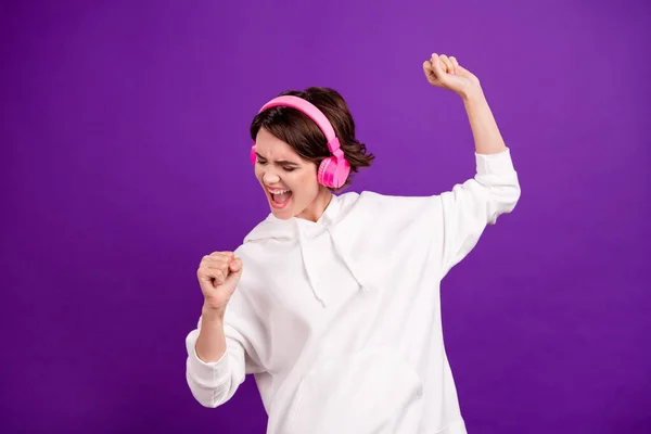 Foto de mujer joven bastante dulce vestida con auriculares de jersey blanco bailando cantando aislado color violeta fondo — Foto de Stock