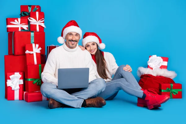 Porträtt av vackra vackra glada par med bärbar dator kontroll postorder önskan isolerad över klarblå färg bakgrund — Stockfoto