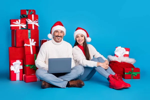 Portret piękny przystojny modny przyjaciele przyjaźni przy użyciu laptopa prezenty dostawy izolowane na jasnoniebieskim tle koloru — Zdjęcie stockowe