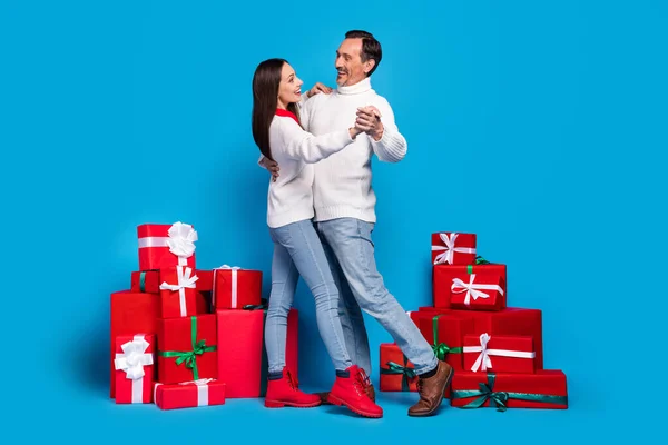 Volledige lichaamsomvang uitzicht van mooie liefdevolle vrolijke paar dansen december gelegenheid geïsoleerd over helder blauwe kleur achtergrond — Stockfoto