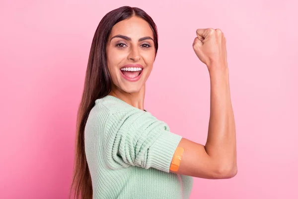 Profil strona zdjęcie młodej kobiety szczęśliwy pozytywny uśmiech koronawirus szczepienie zwycięstwo izolowane nad różowy kolor tła — Zdjęcie stockowe