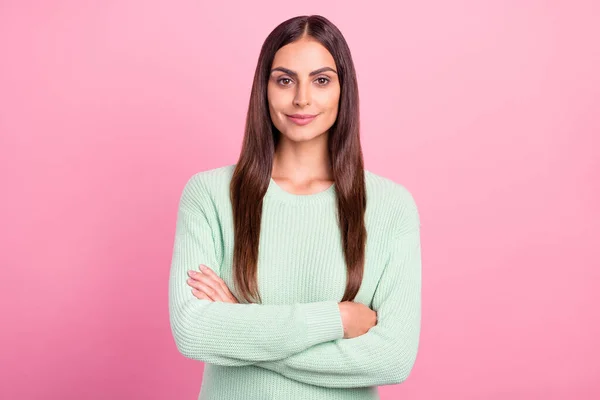 Foto de la bella dama milenaria morena cruzada brazos usar jersey verde aislado sobre fondo de color rosa —  Fotos de Stock