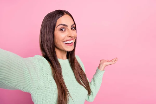 Foto da jovem mulher feliz sorriso positivo atirar selfie show demonstrar espaço vazio isolado sobre cor rosa fundo — Fotografia de Stock