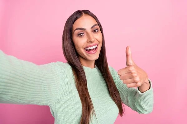 Foto de engraçado jovem morena senhora do polegar selfie up desgaste pulôver verde isolado no fundo cor-de-rosa — Fotografia de Stock