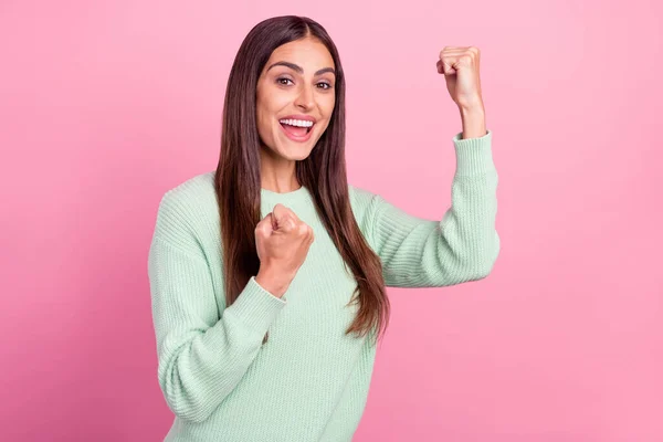 Profilfoto von coolen jungen brünetten Dame Hände Fäuste tragen grünen Pullover isoliert auf rosa Hintergrund — Stockfoto