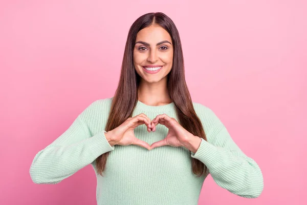 Foto av söta unga brunett dam händer hjärta bära grön pullover isolerad på rosa färg bakgrund — Stockfoto