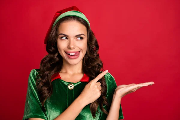 Foto ritratto elfo femminile puntando dito copyspace leccare labbra isolato vivido colore rosso sfondo copyspace — Foto Stock