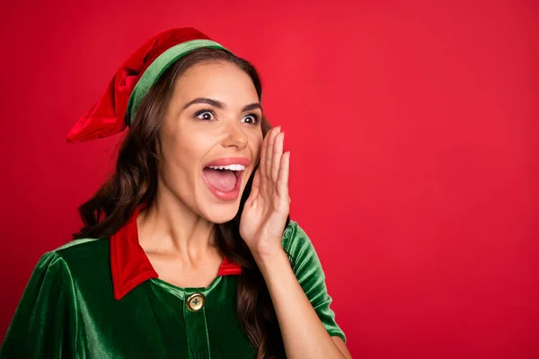 Foto do locutor mão senhora boca aberta grito espaço vazio desgaste elfo traje chapéu isolado cor vermelha fundo — Fotografia de Stock