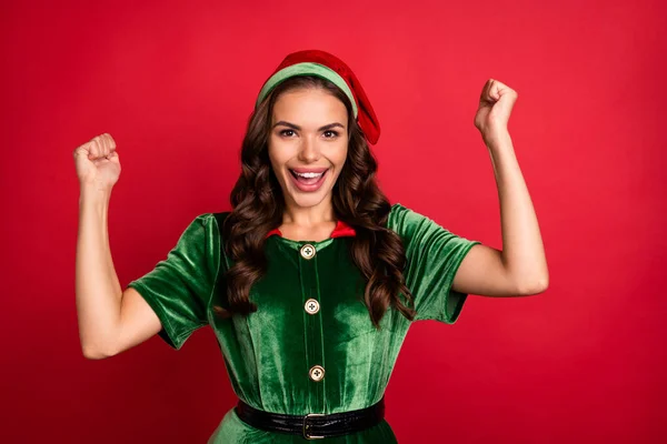 Foto di donna stupita alzare i pugni celebrare la vittoria indossare elfo cappello costume isolato colore rosso sfondo — Foto Stock