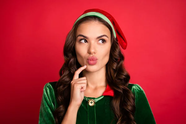 Foto di mentalità ragazza sguardo vuoto spazio broncio labbra indossare elfo costume cappello isolato colore rosso sfondo — Foto Stock