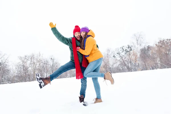 Full length photo of young lovely couple happy θετική αγκαλιά χαμόγελο αγκαλιά χειμώνα παγετός καιρός χιόνι έξω — Φωτογραφία Αρχείου