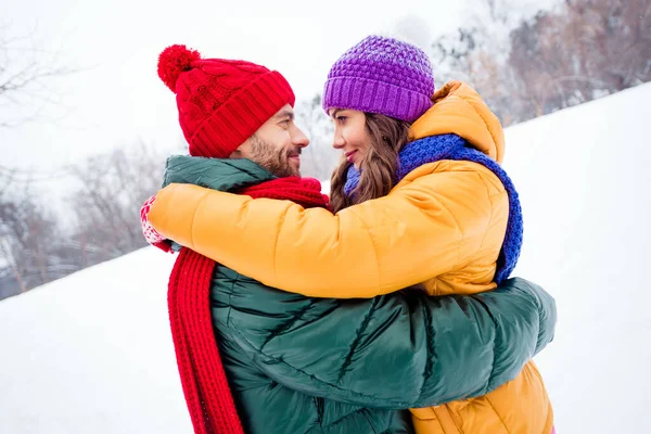 Profil sida foto av unga par glad leende kram romantisk resa smekmånad promenad park vinter helg — Stockfoto