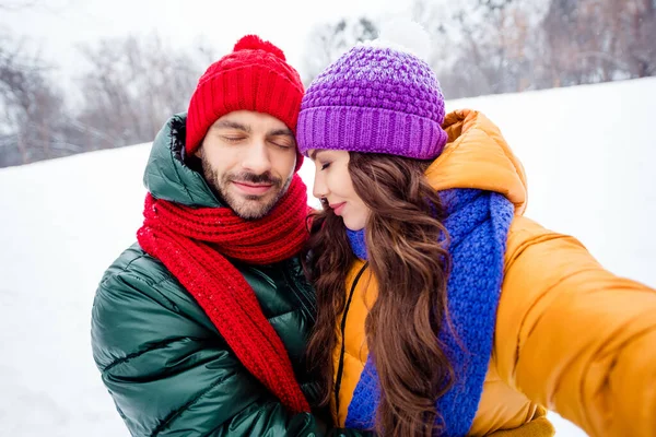 Φωτογραφία του νεαρού υπέροχο παντρεμένο ζευγάρι απολαμβάνουν το χρόνο μαζί αγκαλιά αγκαλιά κάνουν selfie ταξίδια χειμώνα χιονισμένο πάρκο — Φωτογραφία Αρχείου