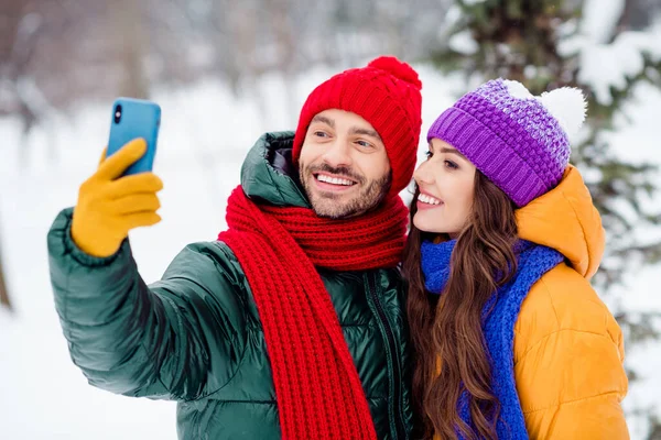 Foto av unga glada vänner glad positiv leende gör selfie smartphone resa promenad park december — Stockfoto