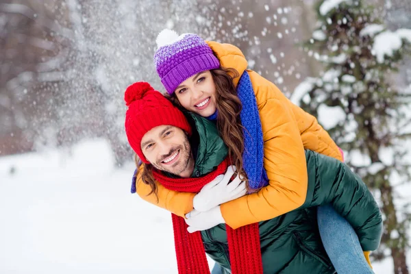 Photo de doux couple mignon mariage porter coupe-vent étreignant souriant avoir du plaisir à marcher temps neigeux à l'extérieur du parc — Photo