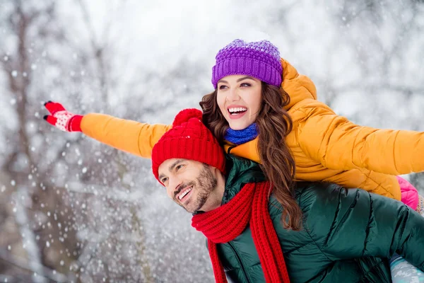 Foto av ganska funky äktenskap par bära vindjackor kramar leende ha kul promenader snöigt väder utanför parken — Stockfoto