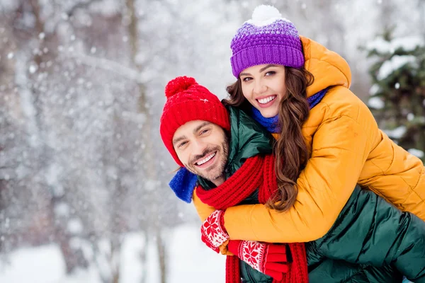 Foto av charmiga vackra äktenskap par bära vindjackor omfamna leende ha kul promenader snöigt väder utanför parken — Stockfoto