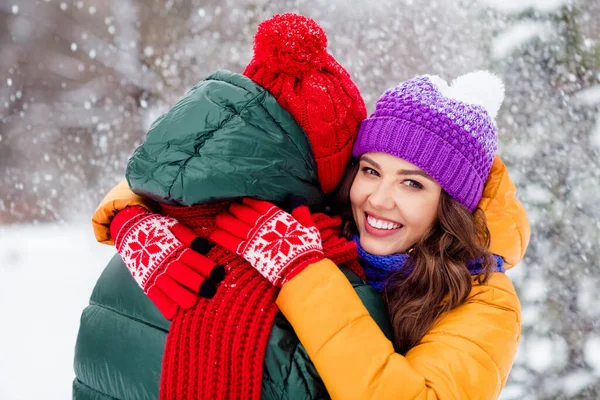 Φωτογραφία από γλυκό χαριτωμένο φίλο φίλη ντυμένα γιλέκα χαμογελώντας αγκαλιάζει χαμογελώντας απολαμβάνοντας το περπάτημα χιόνι σε εξωτερικούς χώρους δάσος — Φωτογραφία Αρχείου
