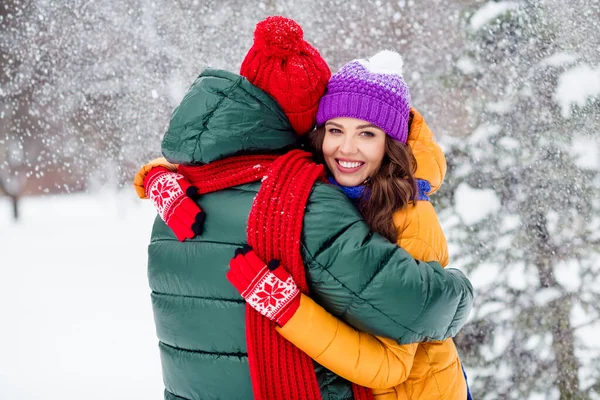 Φωτογραφία από υπέροχο ελκυστικό ζευγάρι γάμο φορούν windbreakers αγκαλιά χαμογελαστό περπάτημα χιονισμένο καιρό έξω από το πάρκο — Φωτογραφία Αρχείου