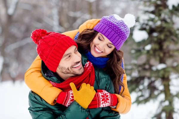 Photo de douce jolie petite amie petit ami vestons habillés souriant câlins avoir du plaisir à marcher la neige en plein air forêt — Photo