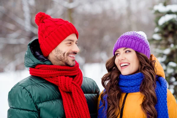 Φωτογραφία από χαριτωμένο αξιολάτρευτο φίλο φίλη ντυμένοι γιλέκα χαμογελώντας κοιτάζοντας ο ένας τον άλλον γελώντας περπάτημα χιόνι σε εξωτερικούς χώρους δάσος — Φωτογραφία Αρχείου
