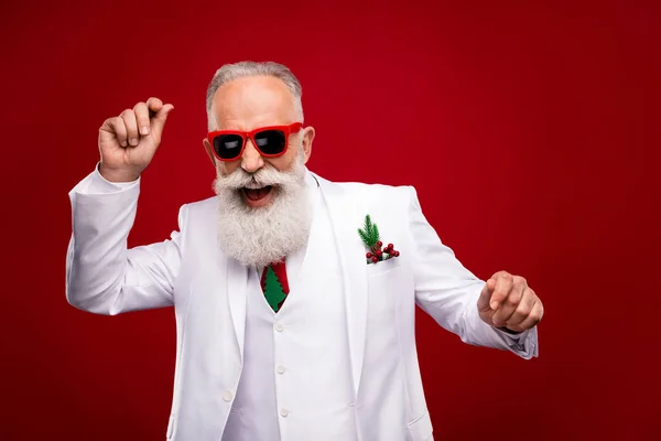 Photo funky vieux cheveux gris homme danse porter des lunettes veste blanche isolé sur fond de couleur rouge — Photo