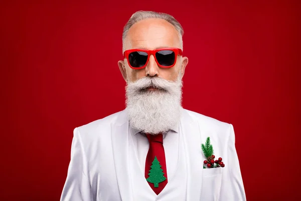 Photo de sérieux vieux barbu toiletté cool homme porter verre de soleil costume blanc de Noël isolé sur fond de couleur rouge — Photo