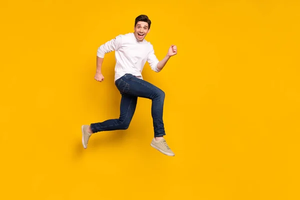 Comprimento total tamanho do corpo foto homem pulando em execução à venda isolado vívido cor amarela fundo — Fotografia de Stock