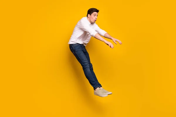 Pleine taille profil photo de triste brunet millennial guy automne porter chemise jeans baskets isolé sur fond jaune — Photo