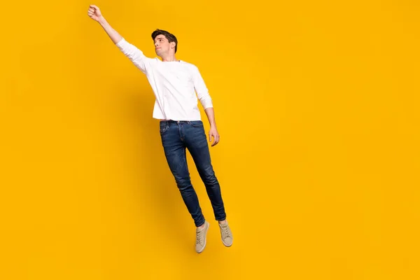 Longitud completa cuerpo tamaño foto hombre saltar volando como superman aislado vívido color amarillo fondo —  Fotos de Stock