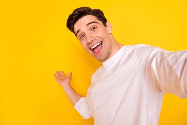 Foto de brunet cool millennial guy do selfie wear shirt isolated on yellow background — Foto de Stock