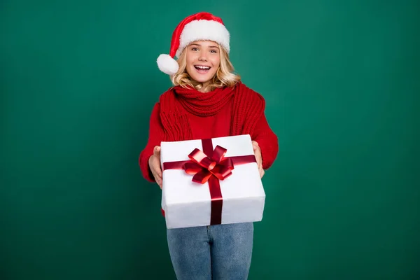 Foto de chica joven feliz sonrisa positiva huésped celebrar regalo caja fiesta sombrero de santa aislado sobre fondo de color verde — Foto de Stock