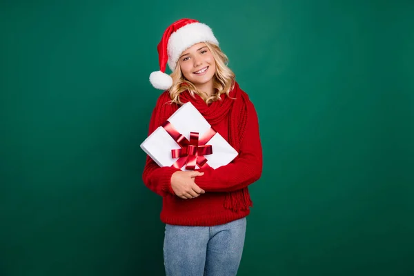Foto de niña feliz sonrisa positiva abrazo abrazo regalo caja celebración fiesta año nuevo vacaciones aisladas sobre fondo de color verde — Foto de Stock