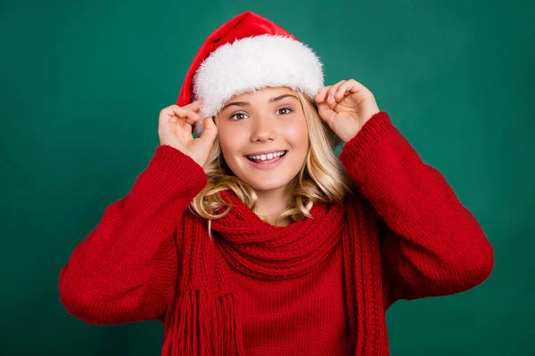 Foto de niña feliz sonrisa positiva poner Santa Claus sombrero traje de Navidad aislado sobre fondo de color verde — Foto de Stock